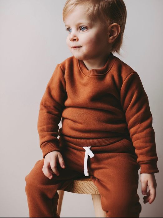 Bluza i spodnie dresowe marki MUUV