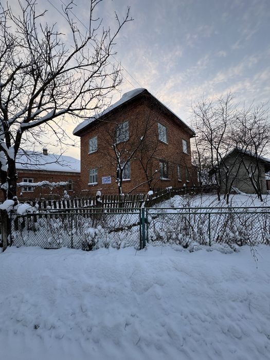 будинок з комунікаціями неподалік м. Жидачів