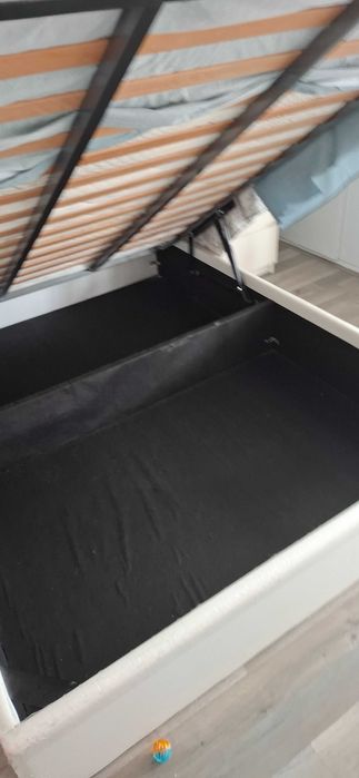 Cama casal com sommier