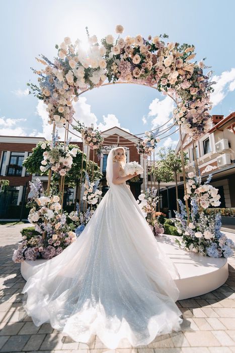 Весільна сукня з шлейфом