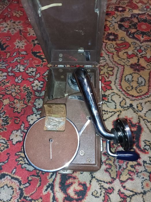 Механический музикальний центр(патифон)