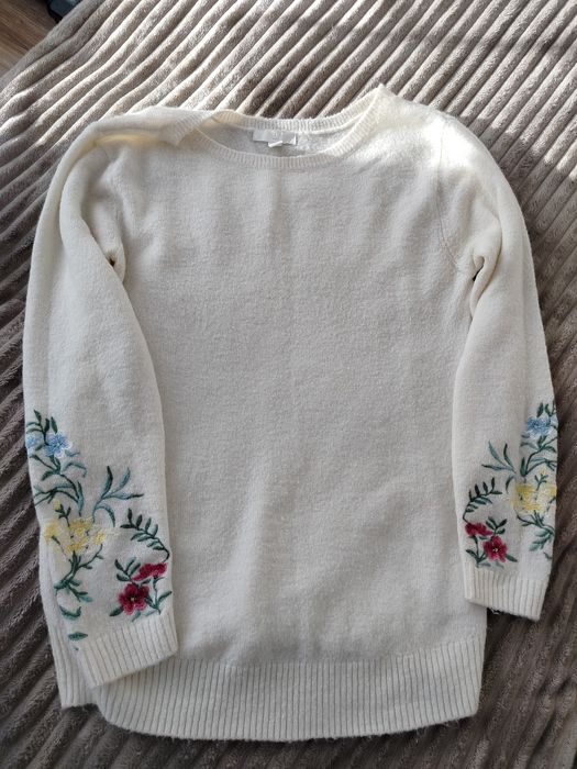 Jasny swetr z haftowanymi rękawami. Rozmiar L/XL