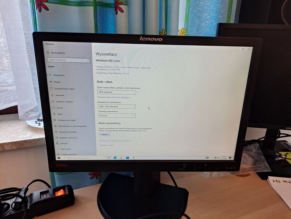 Monitor 19" Lenovo 1440x900 pivot z kablami sprawny