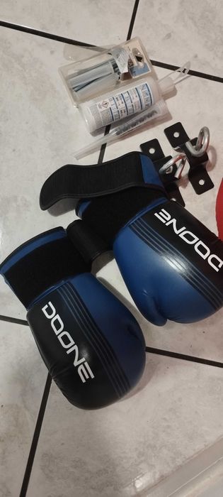 Saco de boxe + luvas