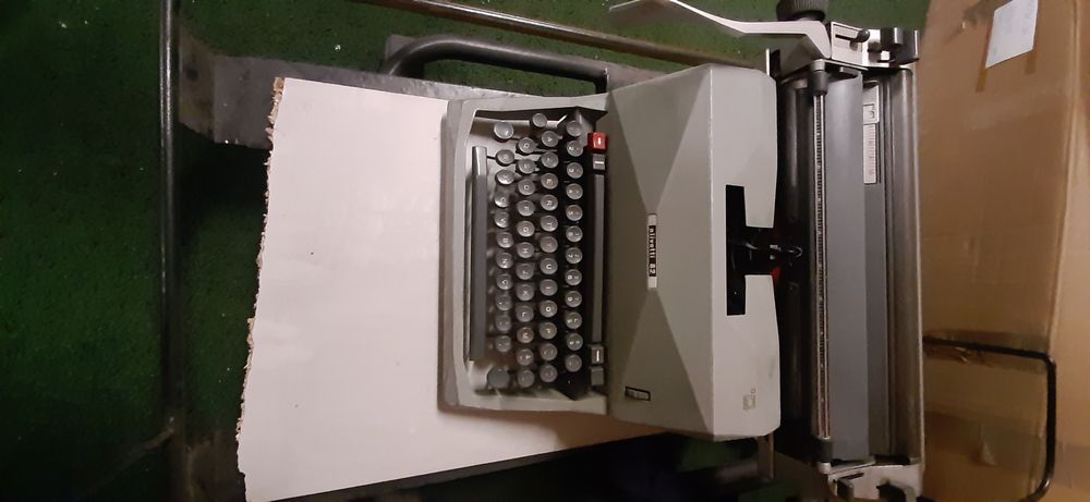 Máquina de escrever vintage Olivetti 82