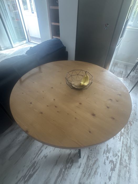Mesa refeições jantar,  pés em ferro e tampo pinho redondo como nova,
