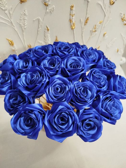 Róże z satynowej wstążki. Bukiet na zamówienie