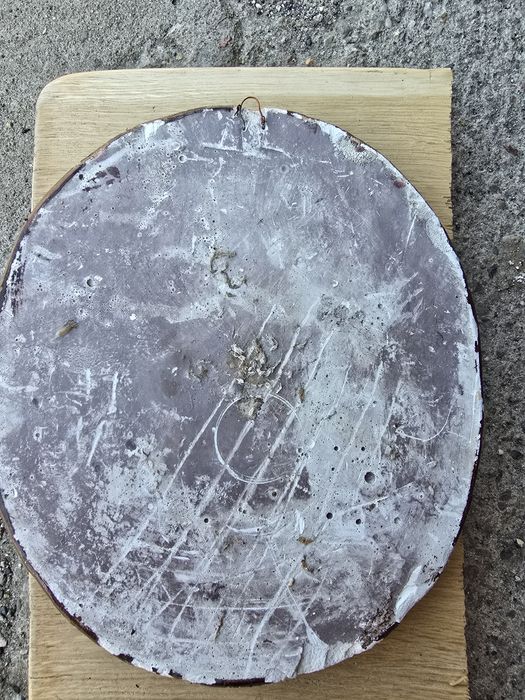 Stara dekoracyjna rzeźba ścienna przedstawiająca głowę psa