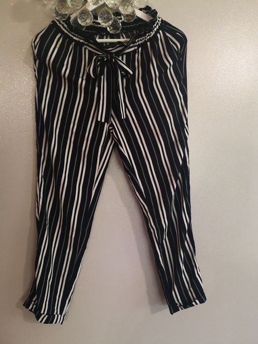 Spodnie w paski czarno białe