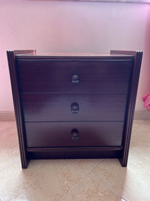 Mesa de cabeceira em madeira