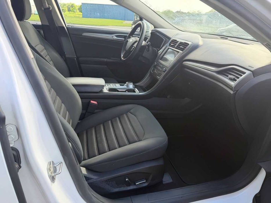 Ford Fusion Titanium Hybrid      2019