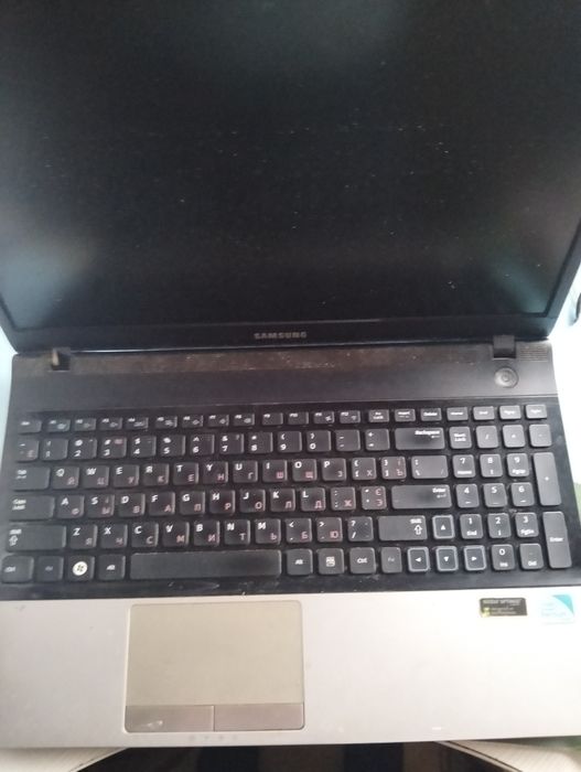 Ноутбук SAMSUNG на деталі