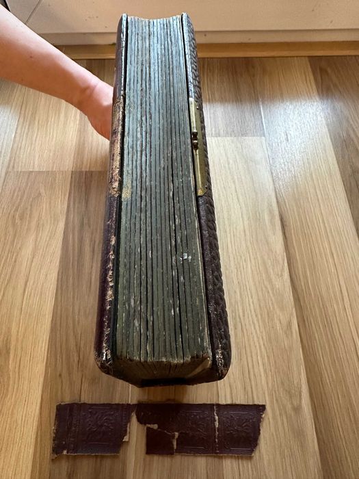 Dawny kolekcjonerski album na zdjęcia. Oprawa ze skóry.