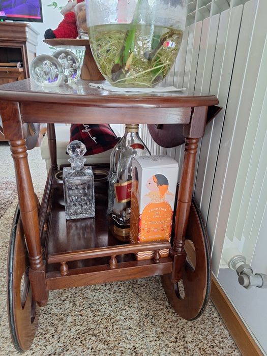 Vendo mini bar em castanho.