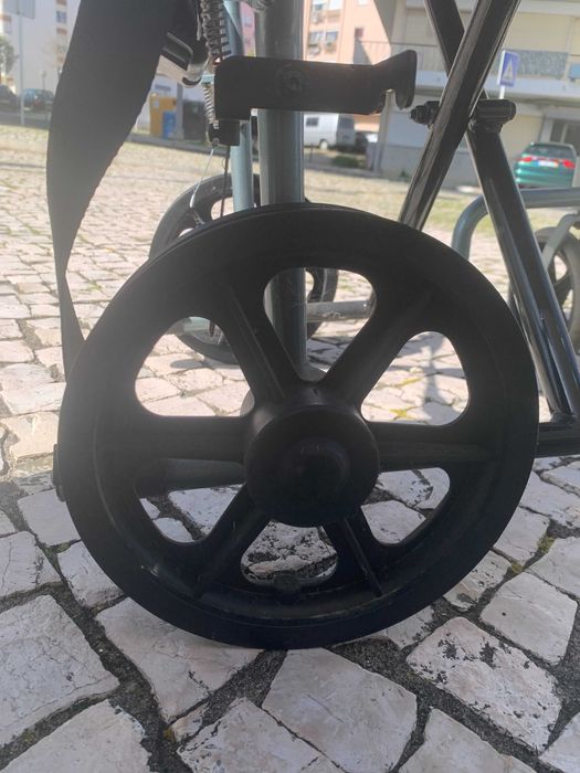 Cadeira de Rodas de Trânsito – Estrutura Impecável (P/ Restauro)