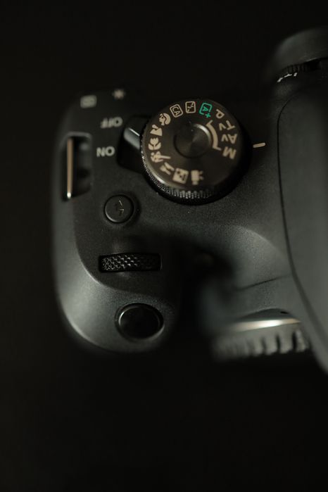 Canon EOS 2000D + EF-S 18-55mm IS II