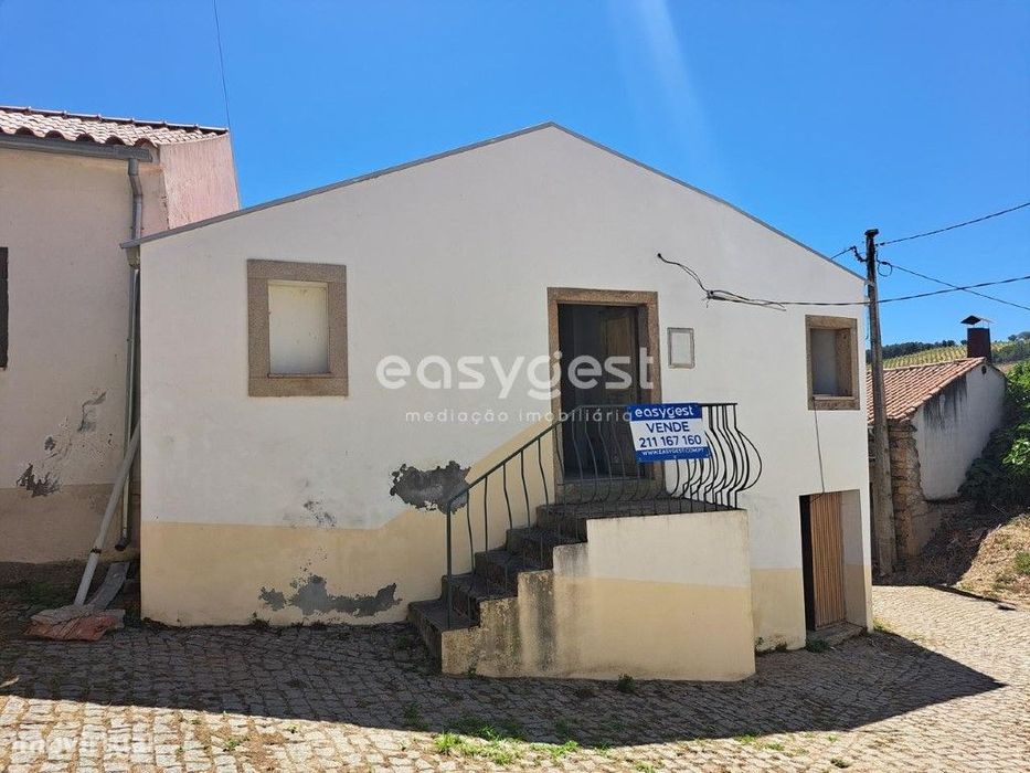 Moradia T2 em fase de recuperação em Souto da Velha, Torre de Moncorvo