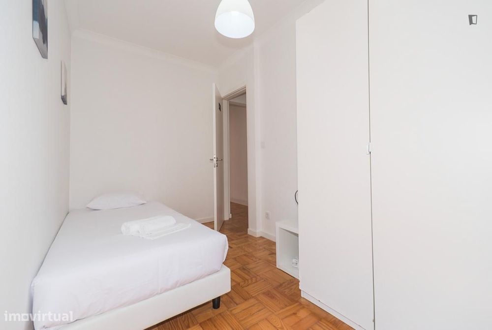 Quarto - localizado em Sete Rios Lisbon