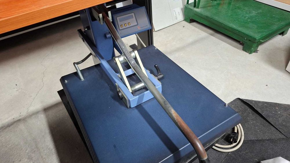 Prensa térmica TRANSMATIC para personalização têxtil - para estampagem em t-shirts, sweatshirts, sacos, entre outros artigos.