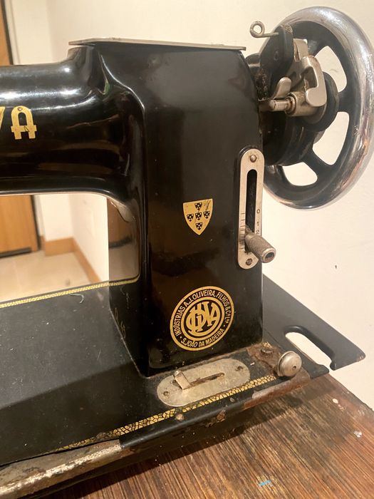 Mesa com máquina de costura Oliva CL.45