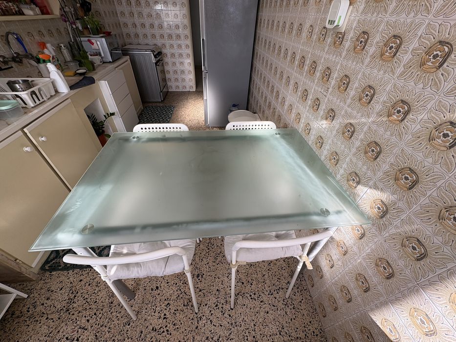 Mesa com tampo de vidro, 4 cadeiras