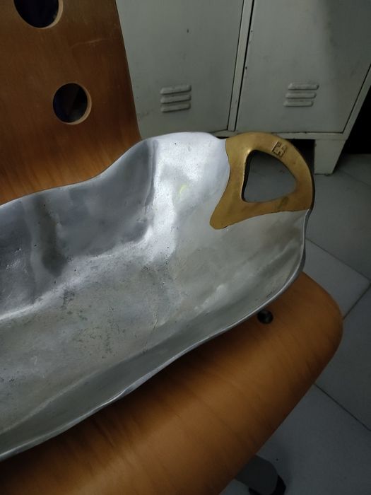 Travessa em estanho contemporânea.