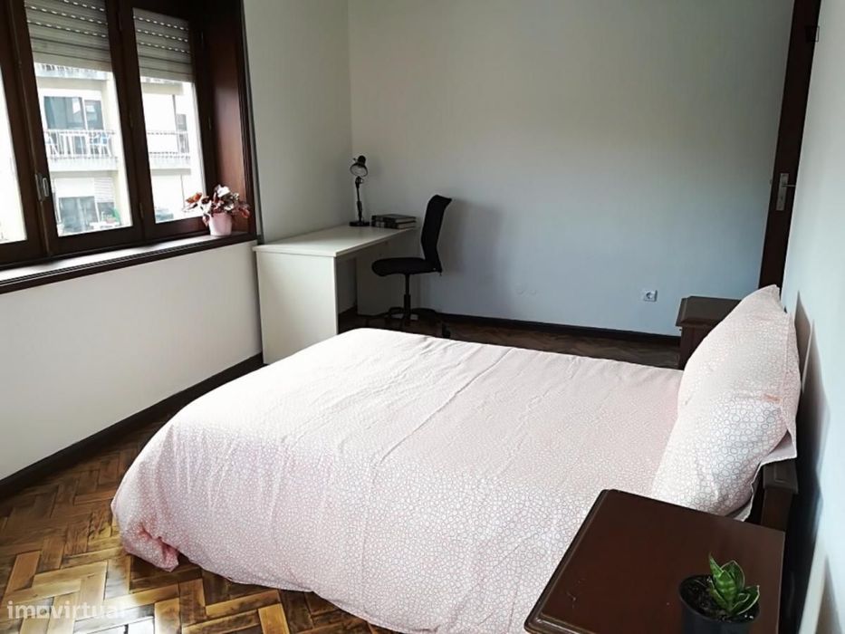 Quarto - localizado em Mafamude Porto
