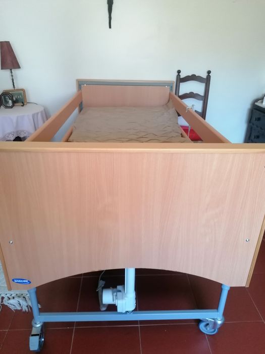 Cama articulada com grades