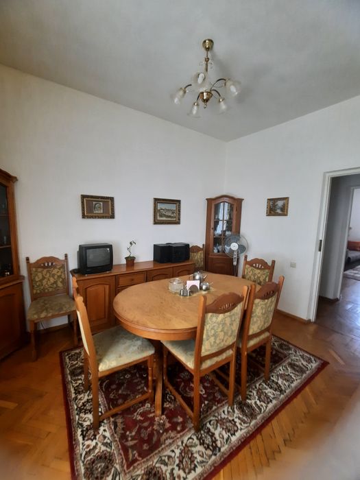 3 кімнатна  квартира  ,,сталінка"   в самому  центрі. Ціну знижено.