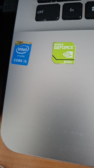 Laptopy  ASUS R556L
