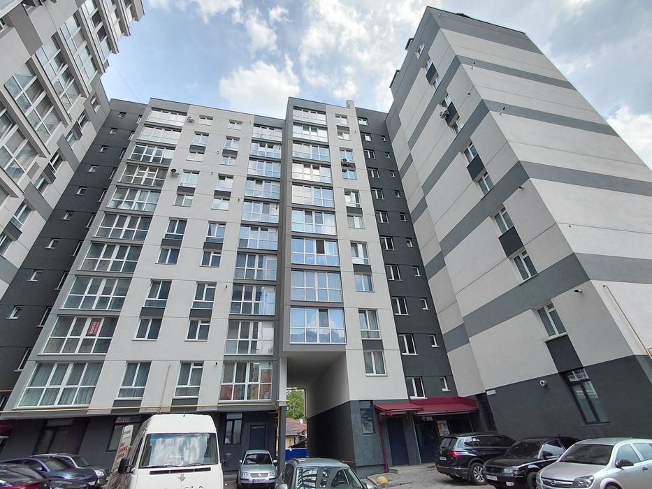 Продаж 2к квартири 69 кв. м на вул. Білогірська