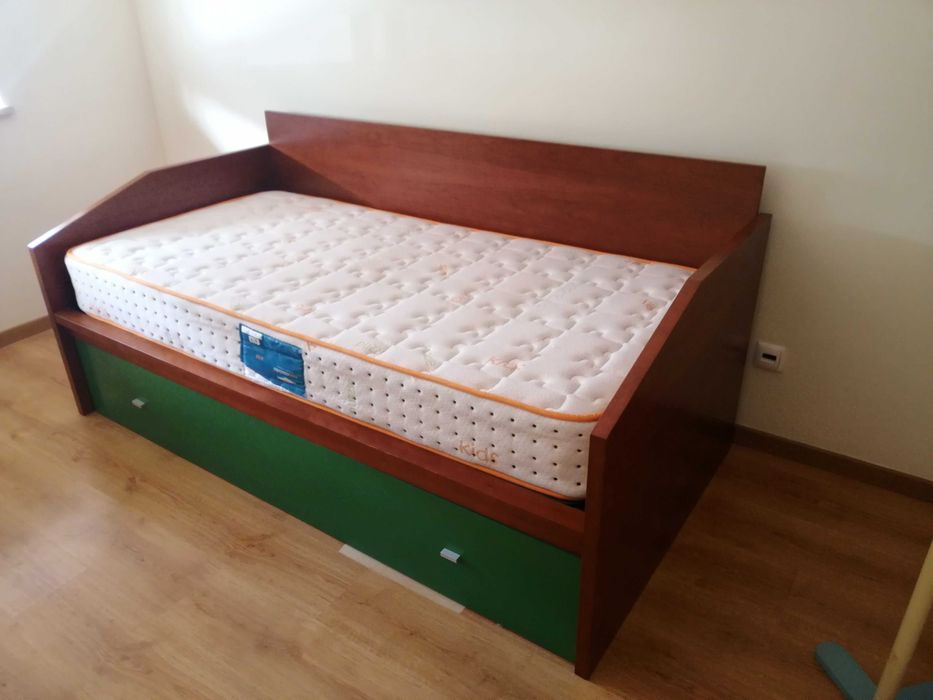 Cama individual em madeira, com cama extra deslizante