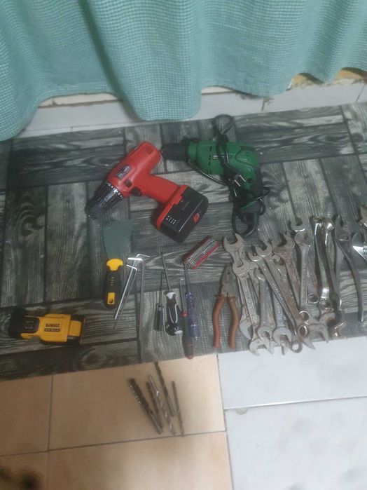 Lote de ferramentas usadas variado e maquinas