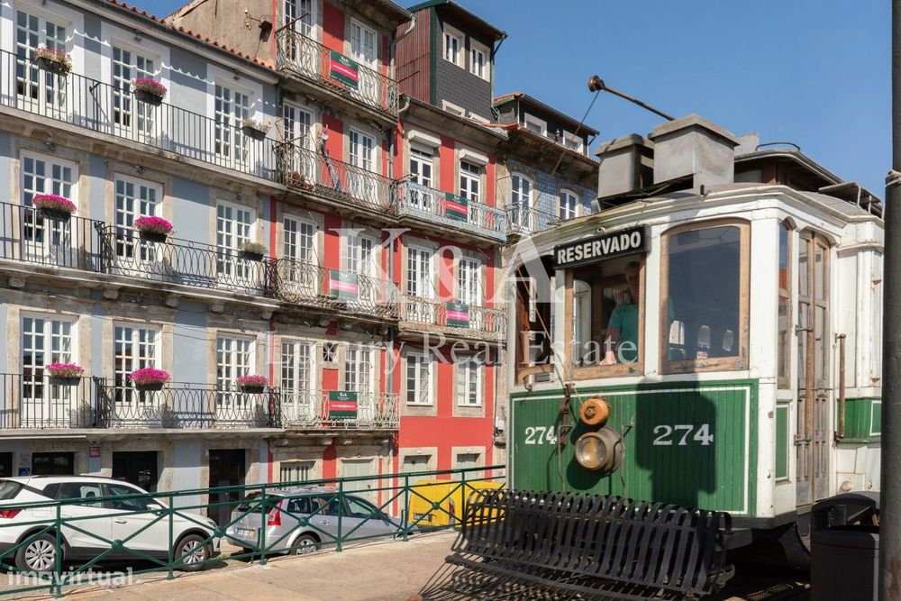 Dois prédios contíguos na zona histórica do Porto, com vistas diretas