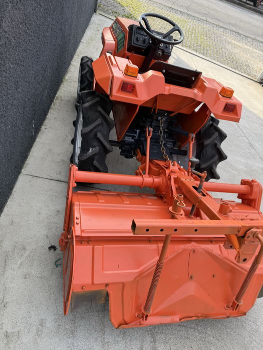 Trator KUBOTA com tração