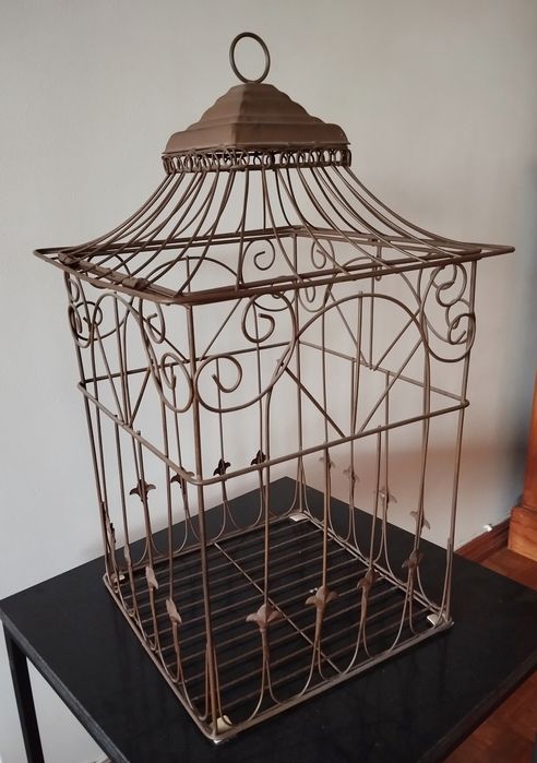 Mesa em granito e gaiola