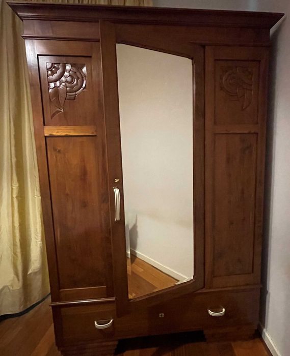 Guarda-fato antigo restaurado madeirense