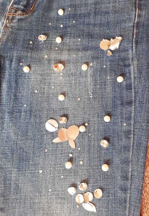 Calças ganga com pérolas e brilhos