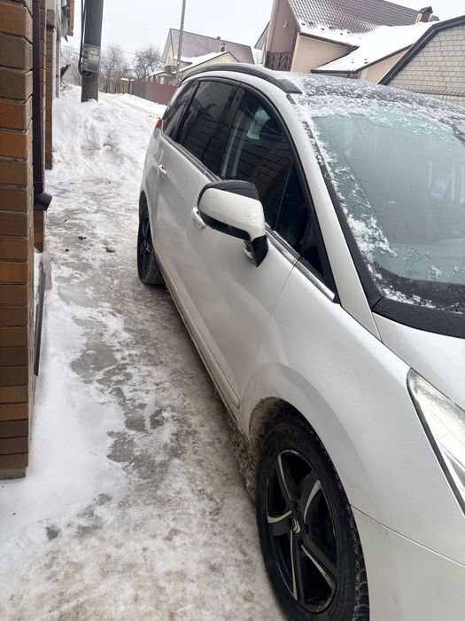 Peugeot 5008 2011 року