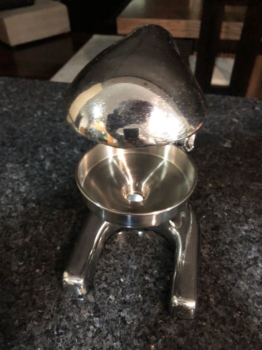 Manual orange squeezer426580408355399681