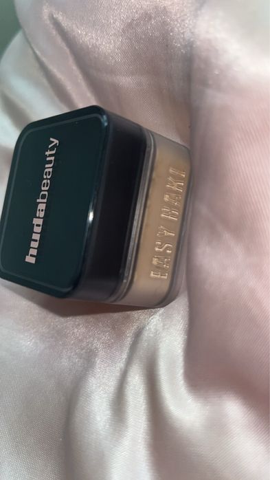 Huda Beauty - puder Baby Bake Mini