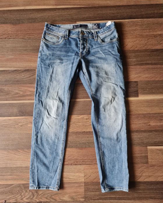 Jeansy regular z przetarciami Diverse r. 32