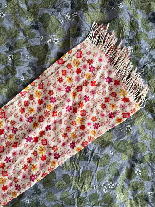 Biały szalik w  kwiatki, cienki szalik z kolorowymi kwiatkami