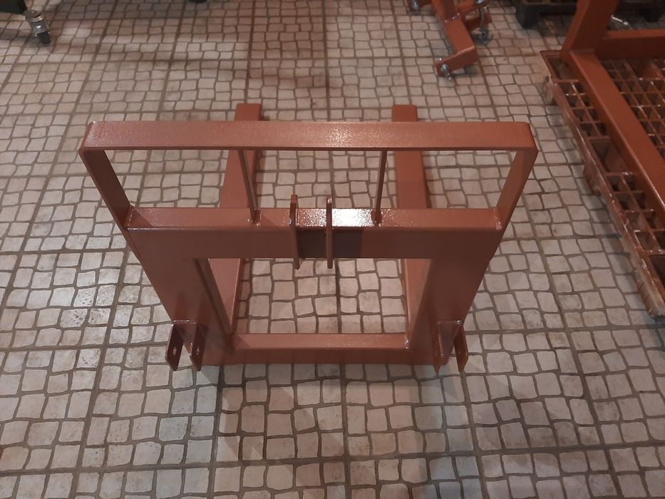 Porta paletes com grade de proteção para trator