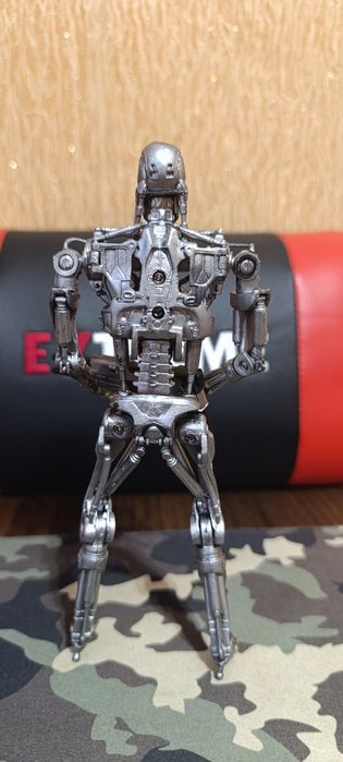 Колекційна фігурка Т-800.