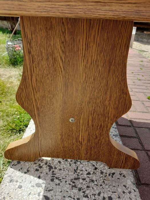 Ława drewniana z kaflami.