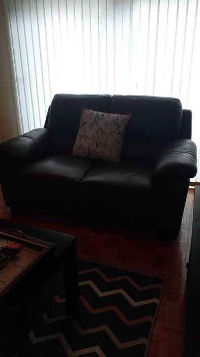 sofá em pele castanho