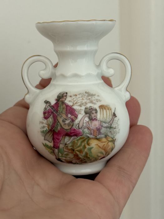 Mini wazonik porcelanowy ze scenką