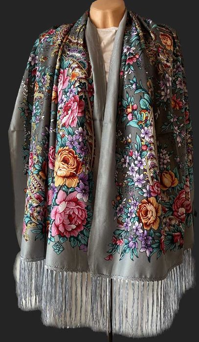 góralski szal kwiaty fręndzle szary folk ludowy