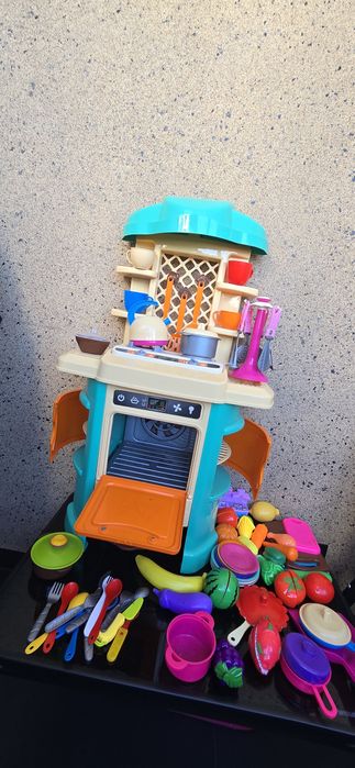 Дитяча кухня з посудою до неї